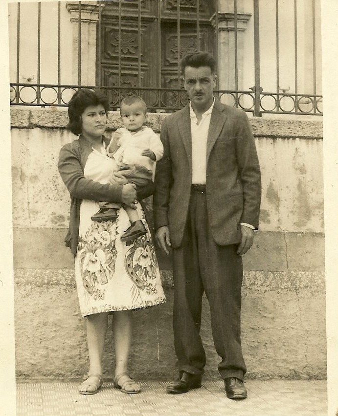 Pais de José Pereira com ele no colo